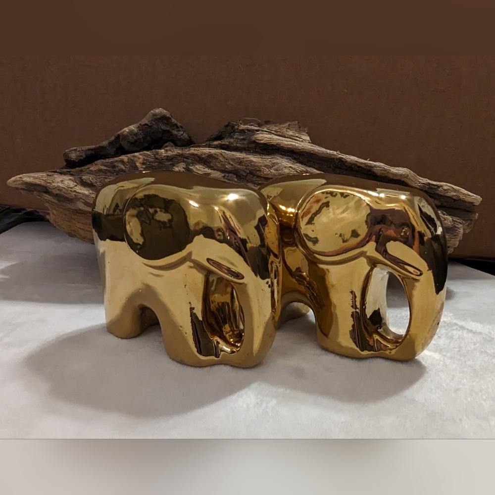 Gold salt and pepper shakers..aprox 4 1/2 in